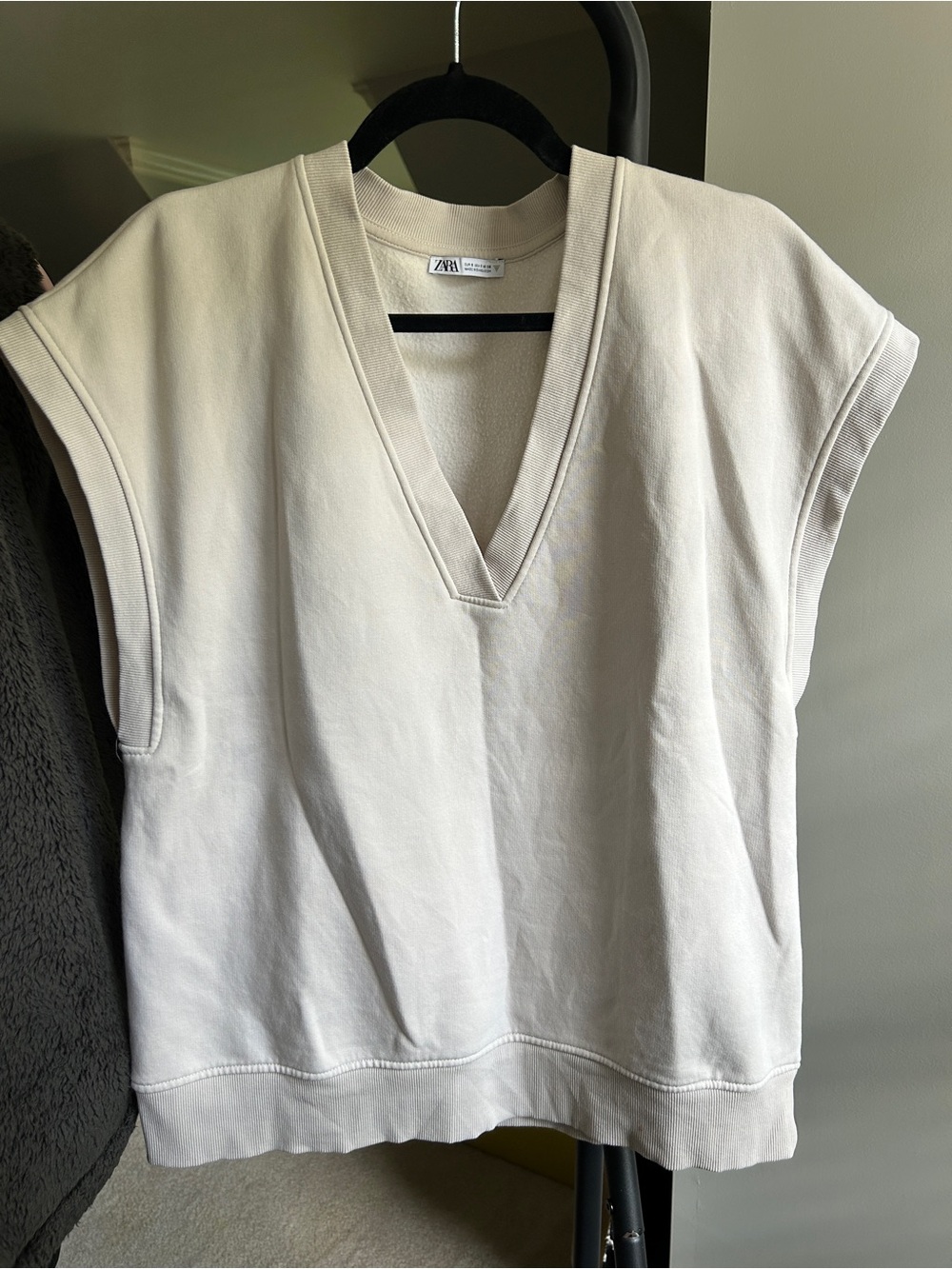 Zara Off-White V-Neck Sleeveless Sweatshirt